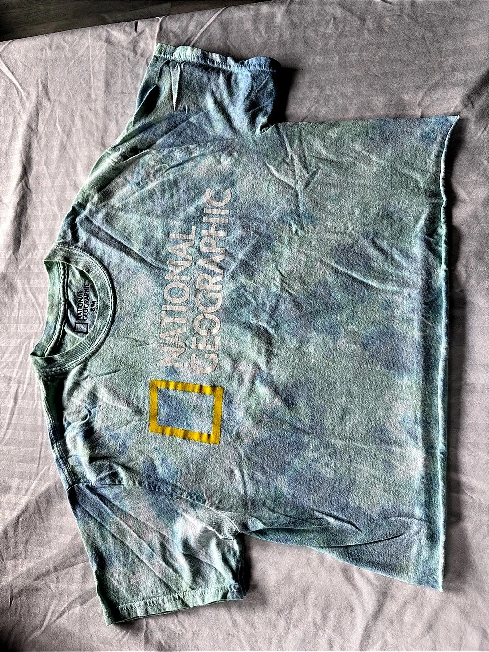 National Geographic Cropped T-Shirt Size Small